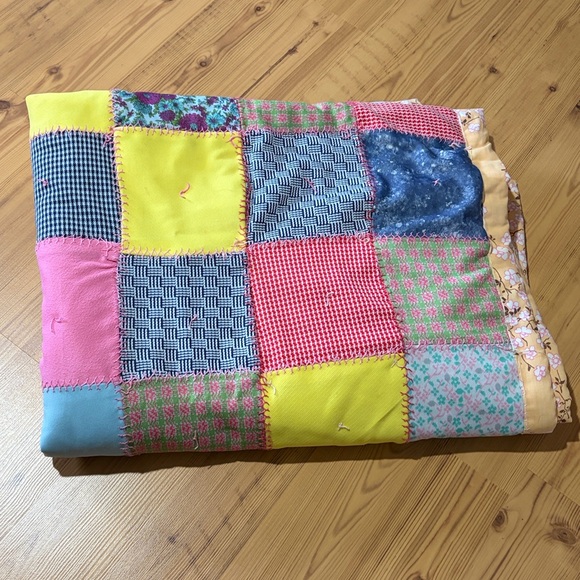 Handmade patchwork quilt throw blanket - Picture 2 of 8